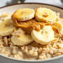 PROTEIN OATS WITH BANANA & PEANUT BUTTER_a blend of oats, whey protein, banana