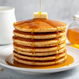 PROTEIN PANCAKES WITH MAPLE SYRUP_These protein pancakes combine oats, whey protein